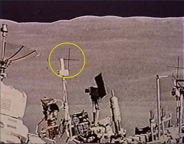 cross-hair-camera-focus-moon-fake-landing
