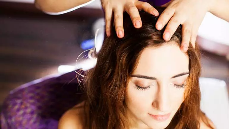 head oil massage-hair-सिर दर्द का रामबाण इलाज