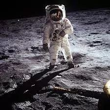 astronaut-helmet-unexplained-objects-moon-apollo-11-fake-landing