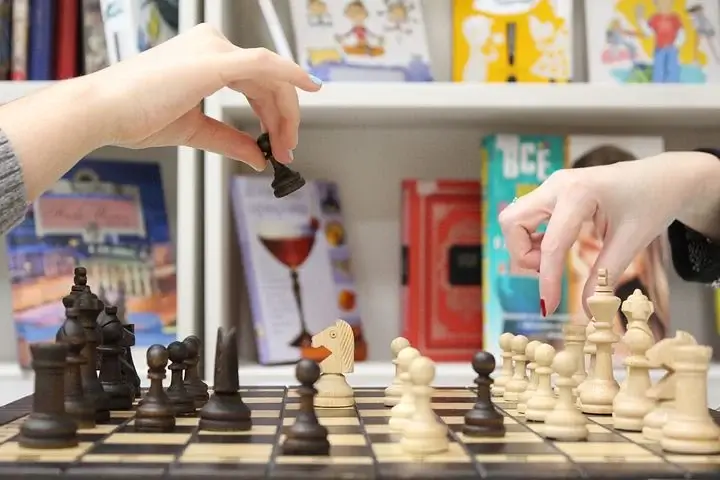 chess game playing-शतरंज का खेल 