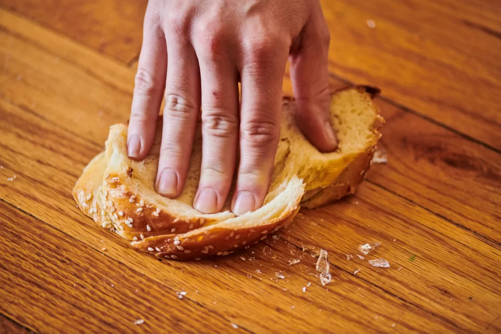 use bread when glass break-रोचक देसी जुगाड़ और Life Hacks In Hindi