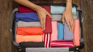 rolling clothes for packing -जीवन जीने के रोचक देसी जुगाड़ (लाइफ हैक इन हिन्दी)